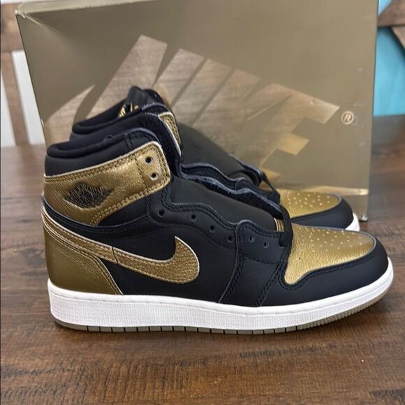 Nike Air Jordan 1 Retro New With OG Black Metallic Gold Leather - Picture 1 of 8